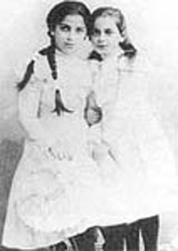 Edith Stein mit ihrer älteren Schwester Erna, um 1897